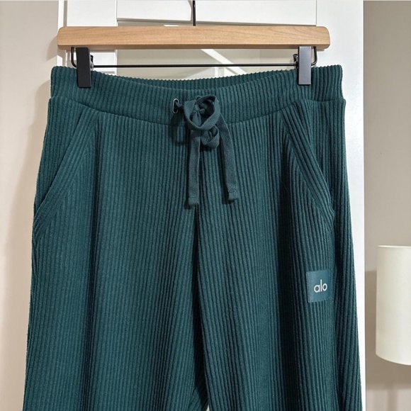 ALO Yoga Muse Sweatpant Joggers size Medium - Picture 2 of 6